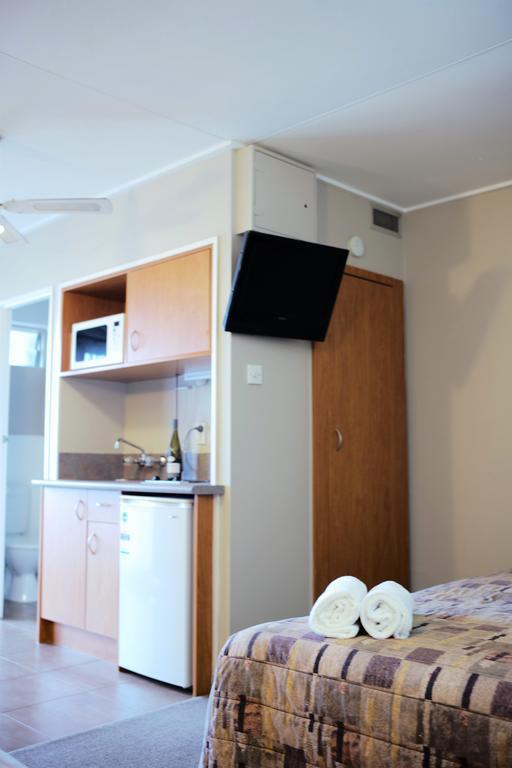Kiwi Studios Motel Palmerston North Exterior photo