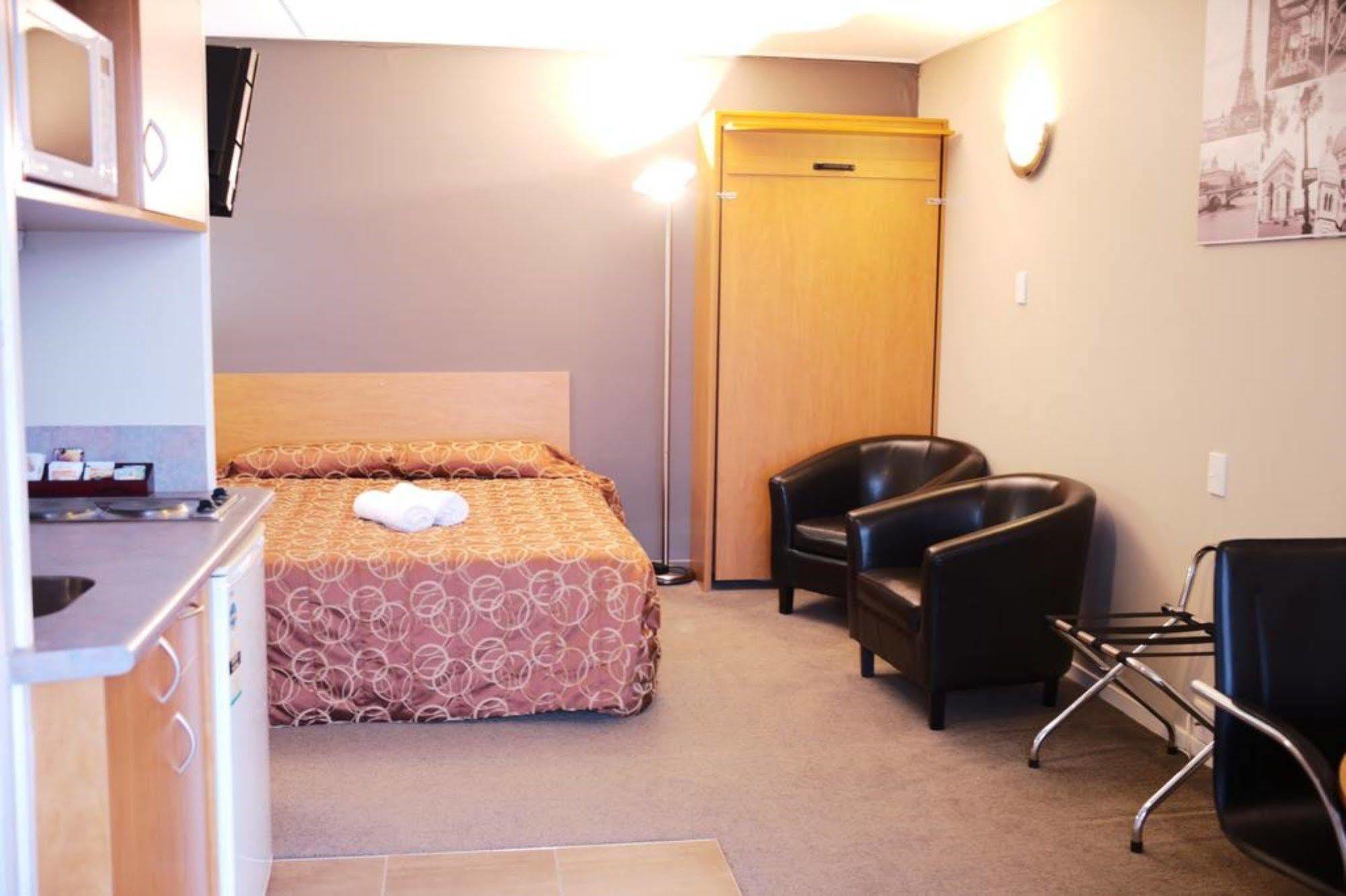 Kiwi Studios Motel Palmerston North Exterior photo