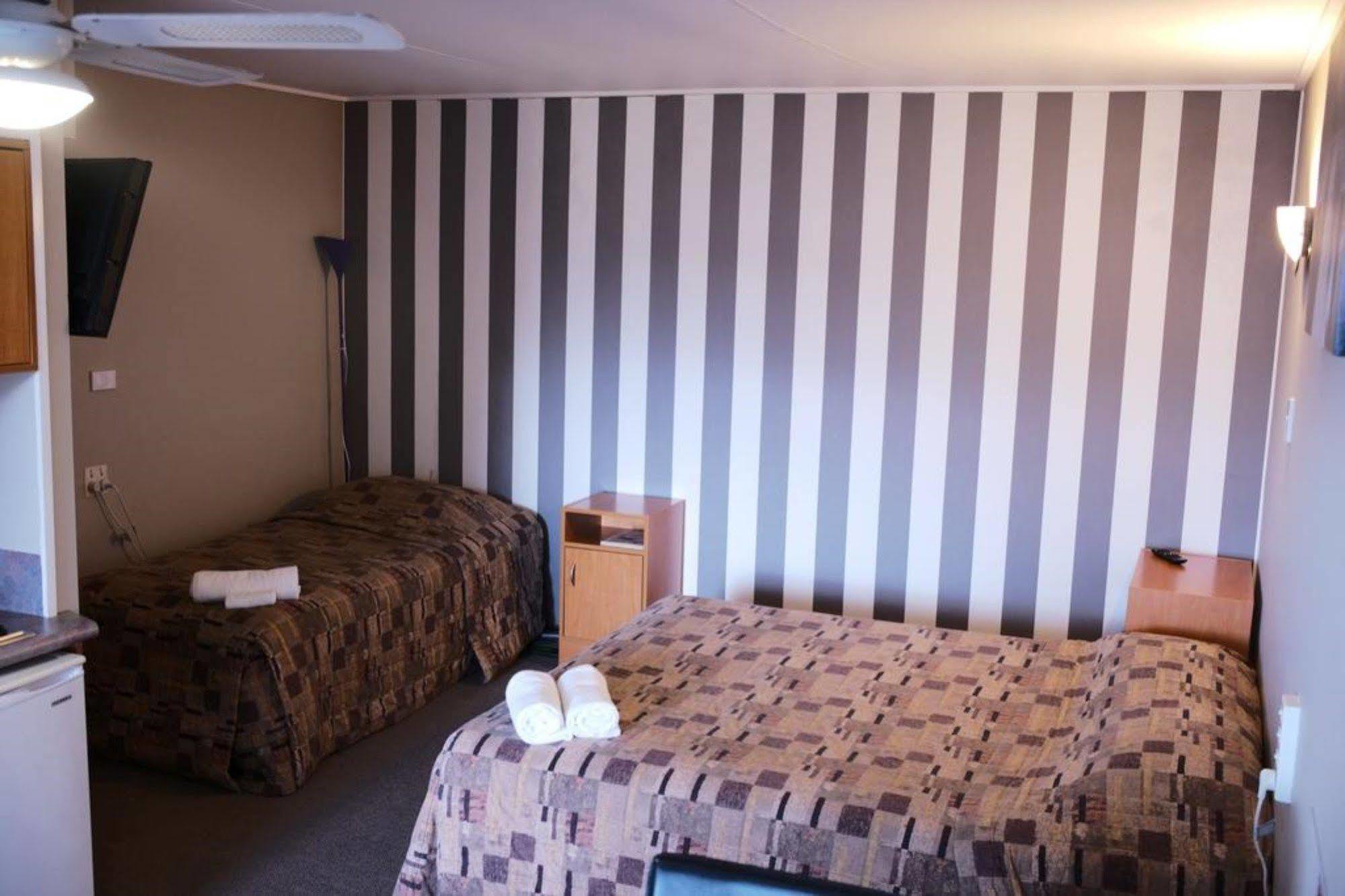 Kiwi Studios Motel Palmerston North Exterior photo