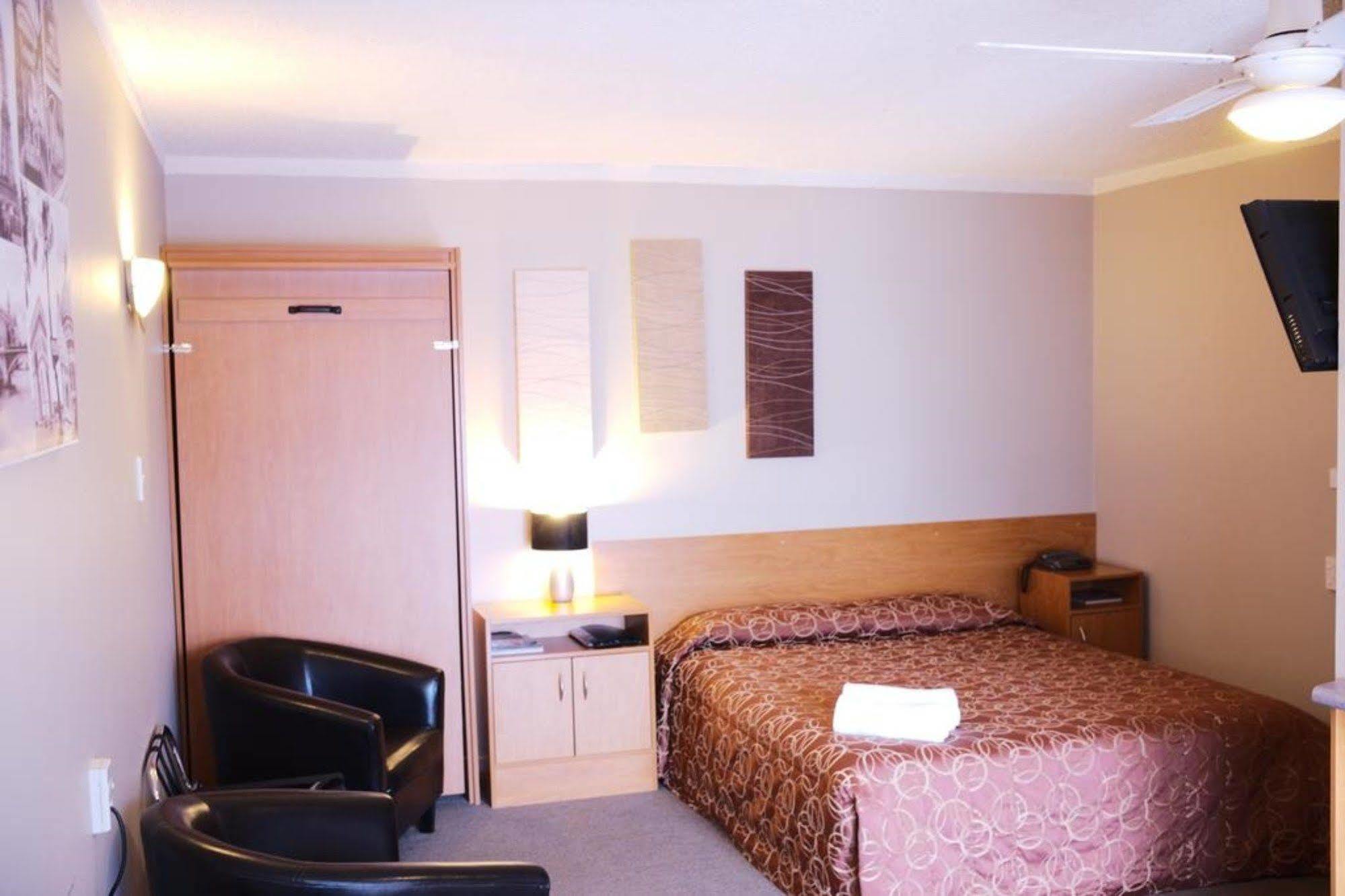 Kiwi Studios Motel Palmerston North Exterior photo